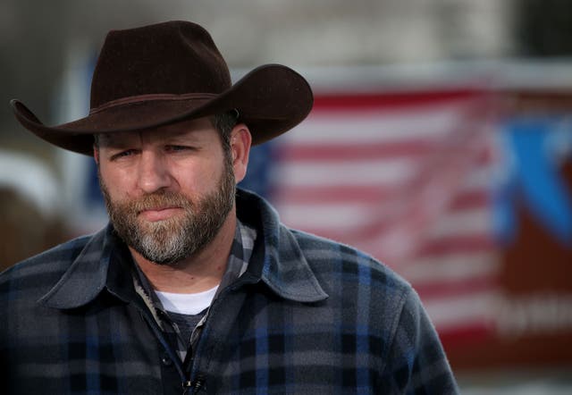 <p>mmon Bundy, the leader of an anti-government militia, speaks to members of the media in front of the Malheur National Wildlife Refuge Headquarters on January 5, 2016 near Burns, Oregon</p>