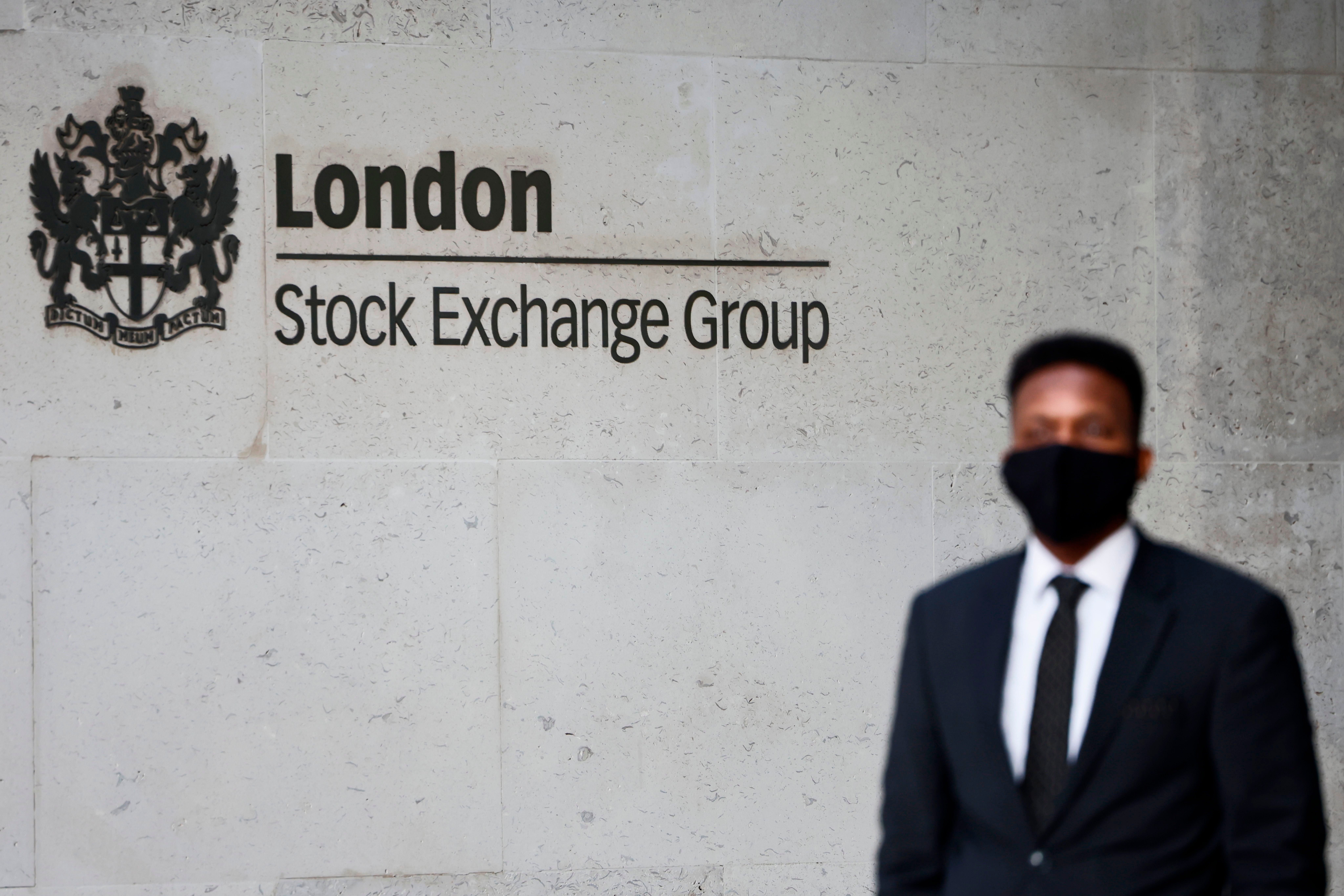 London stocks end the week slightly lower, however, FTSE 100 remains above 7,000