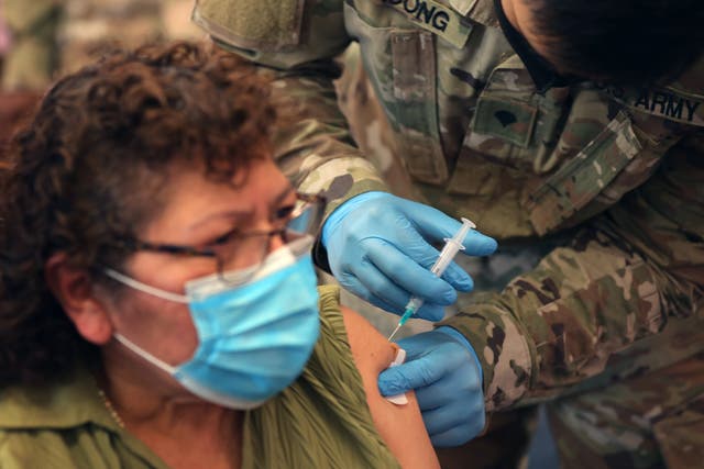 Un especialista de la Guardia Nacional de Maryland administra una vacuna Covid