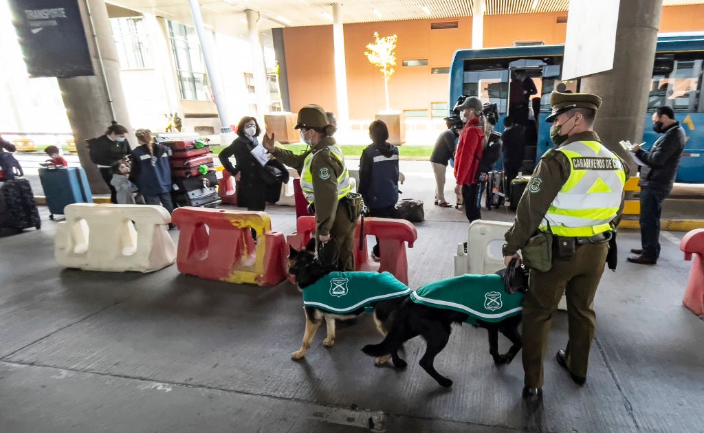 <p>Los extranjeros o habitantes del país no podrán ingresar o salir a territorio chileno, salvo casos excepcionales</p>