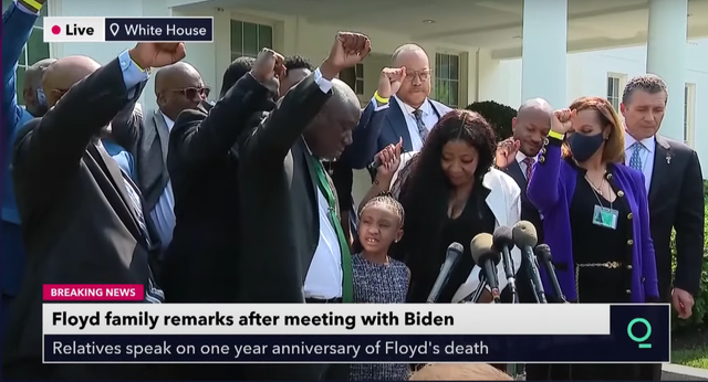 Gianna Floyd dirige un cántico de "di su nombre" fuera de la Casa Blanca después de que los miembros de George Floyd se reunieran con el presidente Biden y el vicepresidente Harris.