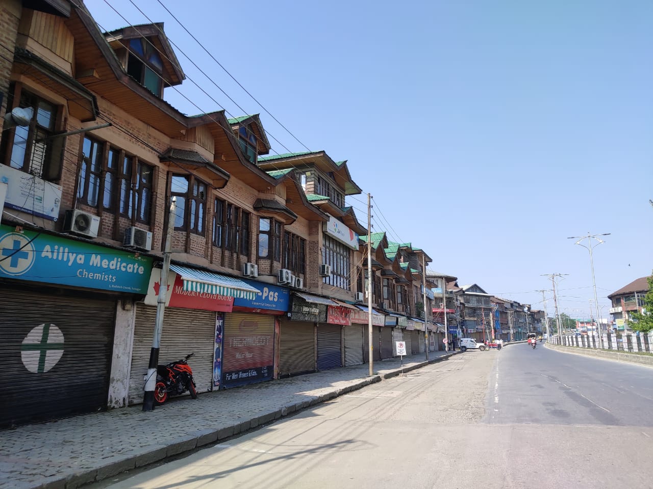 Deserted streets of Srinagar as the lockdown extends to 31 May 2021