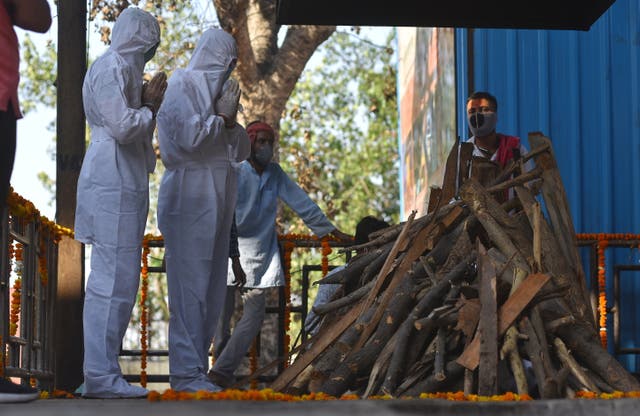<p>File image: Family members perform the final rites at a cremation ground for Covid-19 victims in Delhi</p>