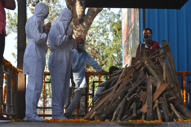 <p>File image: Family members perform the final rites at a cremation ground for Covid-19 victims in Delhi</p>