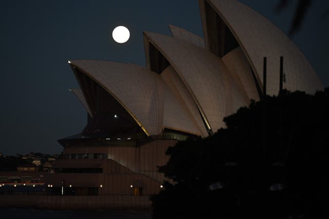 La luna se eleva sobre la Ópera de Sydney en Australia el miércoles 26 de mayo de 2021