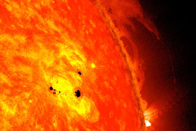 <p>Las erupciones solares son esencialmente explosiones gigantes en la superficie del sol. </p>