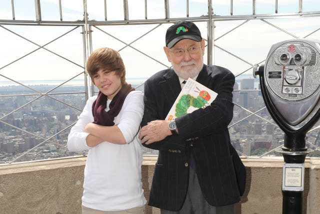 <p>Singer Justin Bieber and author Eric Carle attend the lighting of the Empire State Building to kickoff Jumpstart's Read For The Record Campaign on October 8, 2009 in New York City</p>