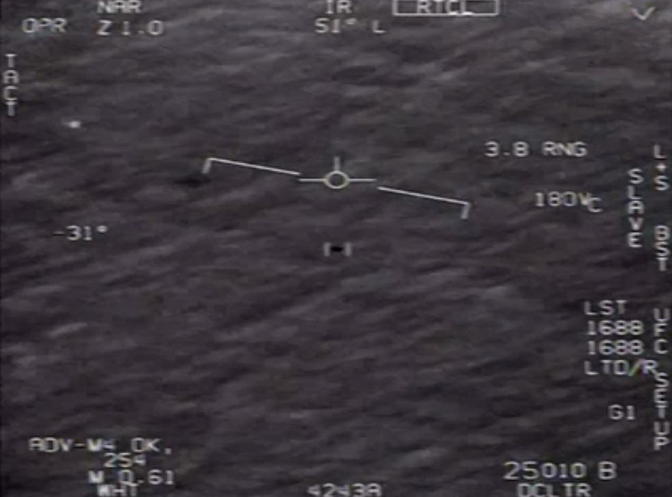<p> Această imagine de captură video a fișierului de către Departamentul Apărării al SUA arată o parte dintr-un videoclip neclasificat realizat de piloții Navy care au circulat de ani de zile, prezentând interacțiuni cu „fenomene aeriene neidentificate”. </p>