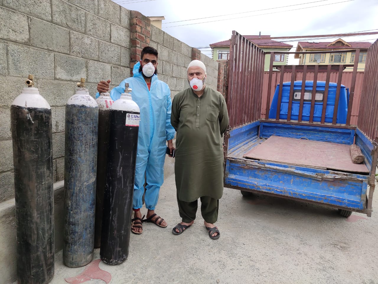 Iqbal Jaan Zargar (right) with his helper Ansar Ahmad in Srinagar. The duo supply oxygen cylinders to needy families across the city for free