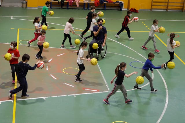 BASQUETBOLISTA EN SILLA