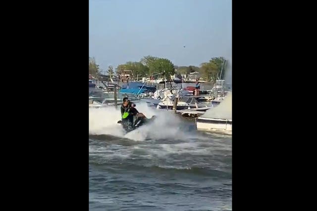 Off-duty firefighter puts out blaze with his jet ski