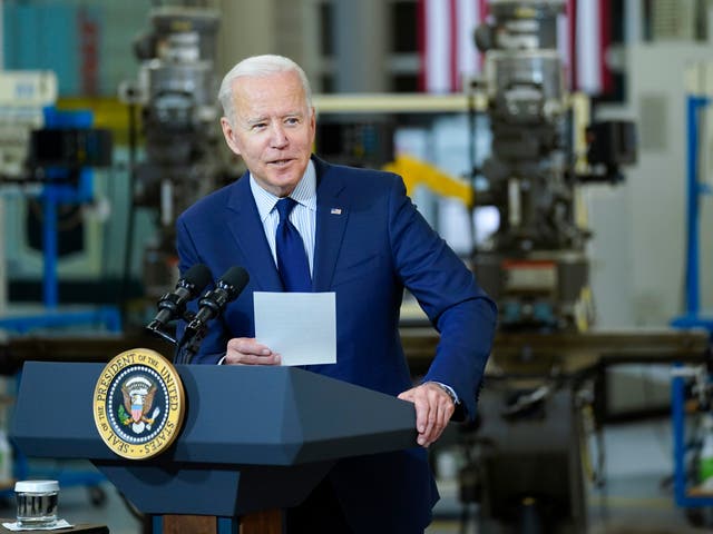 El presidente Joe Biden pronuncia comentarios sobre la economía en el campus metropolitano de Cuyahoga Community College, el jueves 27 de mayo de 2021, en Cleveland.