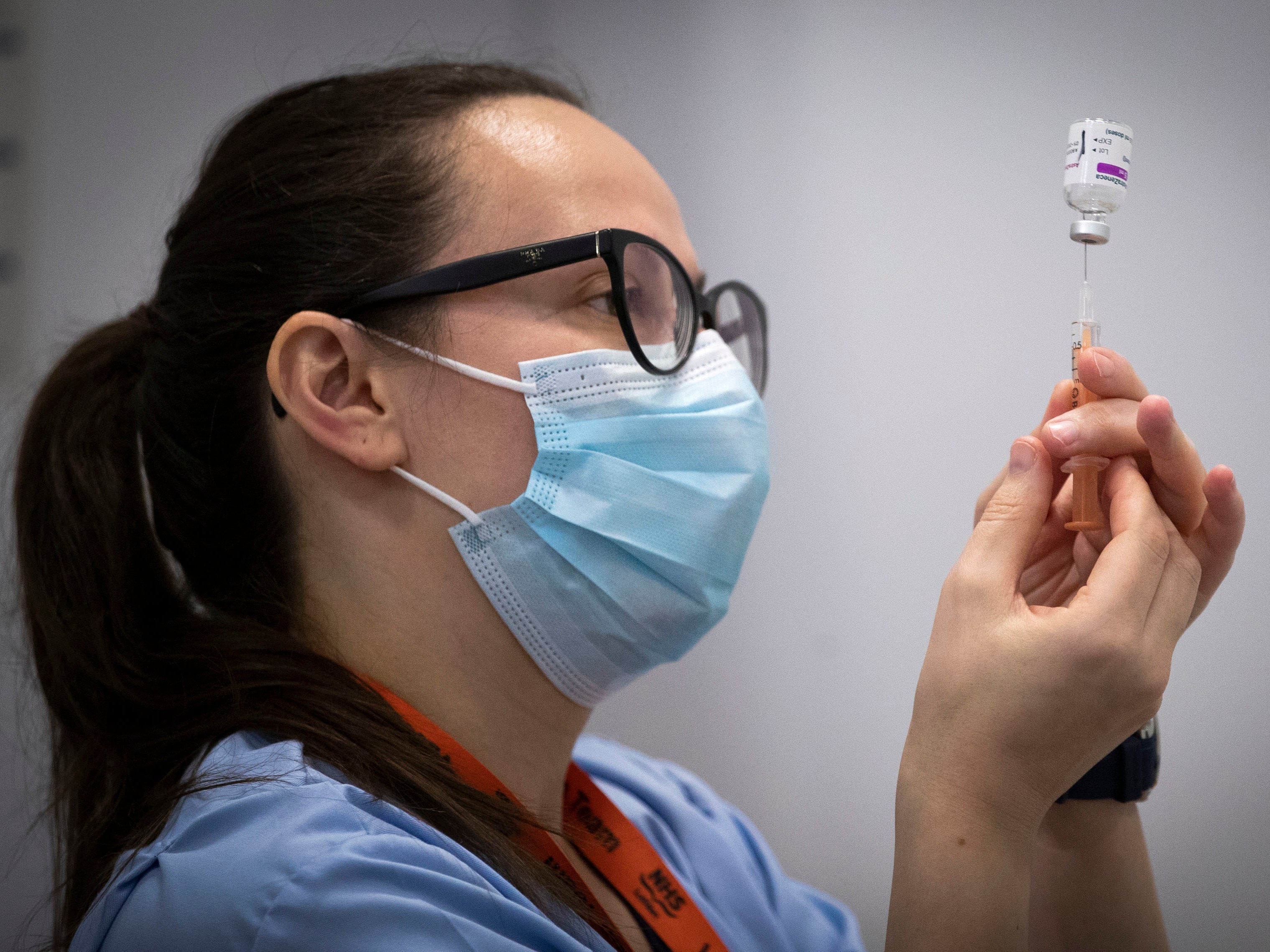 <p>Hasta ahora, las vacunas contra el coronavirus han salvado la vida de más de 13.000 personas mayores en Inglaterra, sugieren nuevos datos.</p>