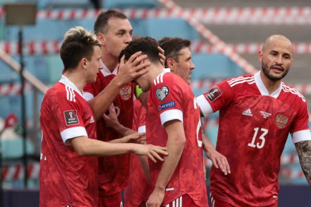 <p>Russia's forward Artem Dzyuba celebrates with teammates </p>