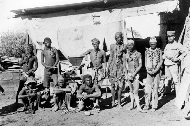 <p>Su foto de archivo sin fecha tomada durante la guerra de 1904-1908 de Alemania contra Herero y Nama en Namibia muestra a un soldado (R) probablemente perteneciente a las tropas alemanas que supervisan a los prisioneros de guerra de Namibia</p>