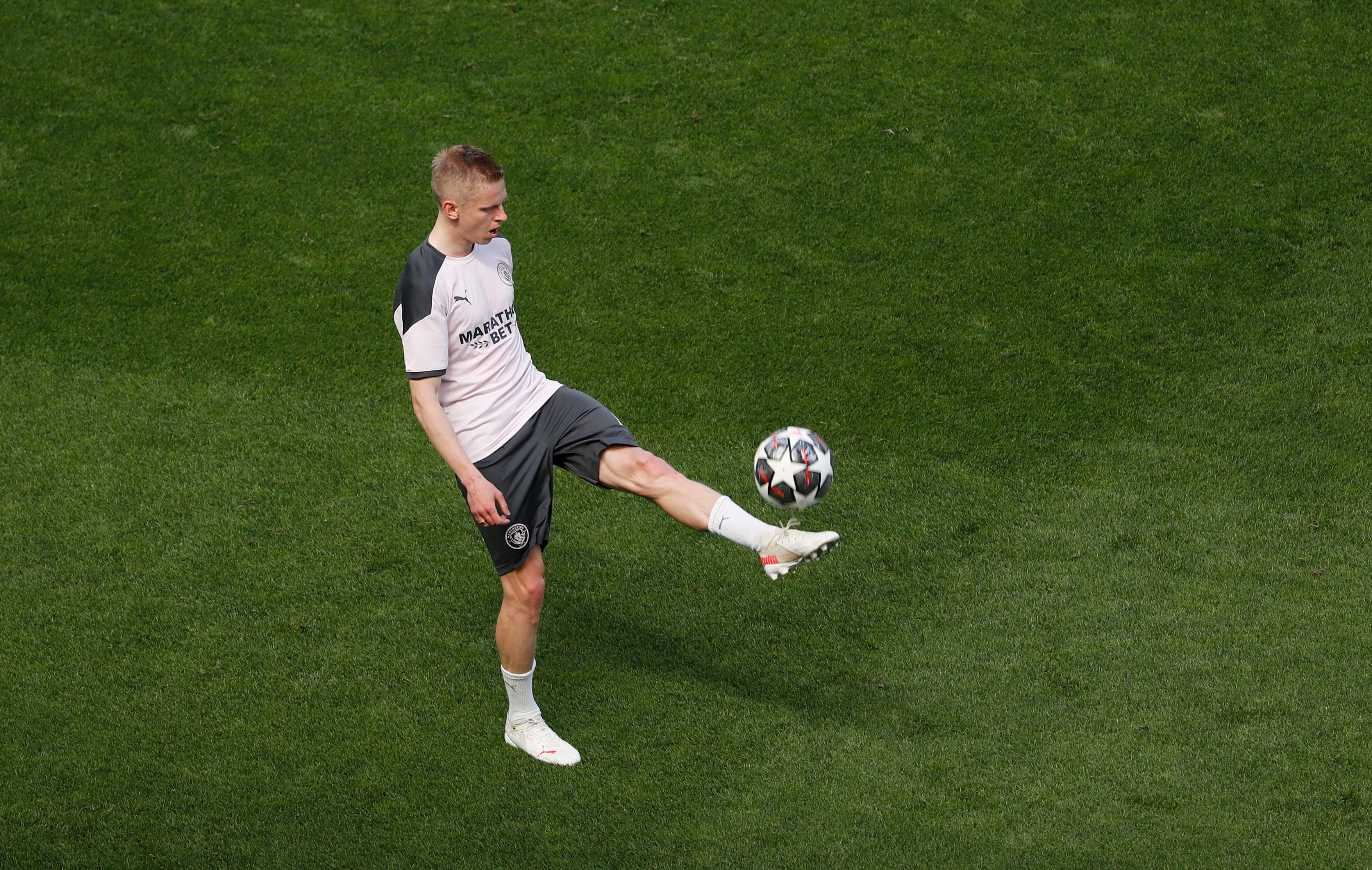 Zinchenko trains at the Estadio do Dragao