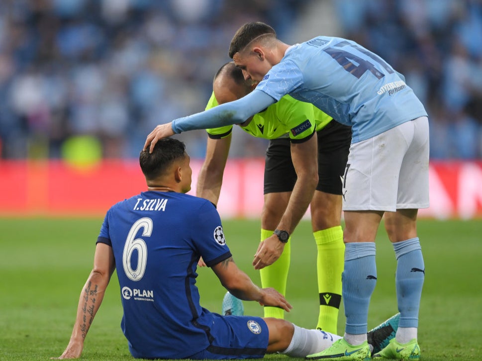 Thiago Silva suffers an injury in the Champions League final