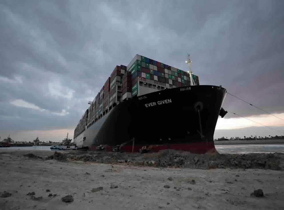 CANAL DE SUEZ-BUQUE ATASCADO