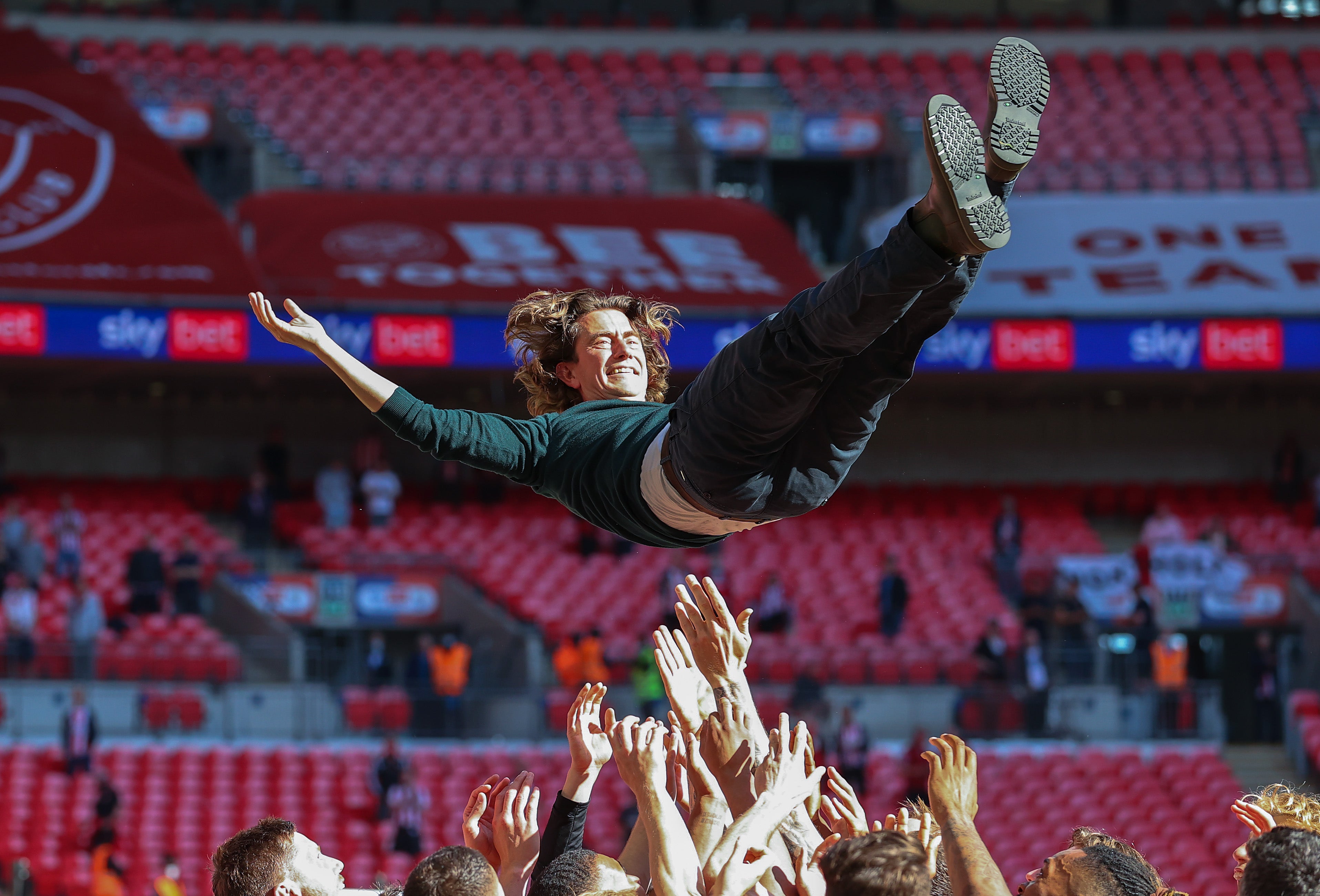 Brentford players celebrate with manager Thomas Frank