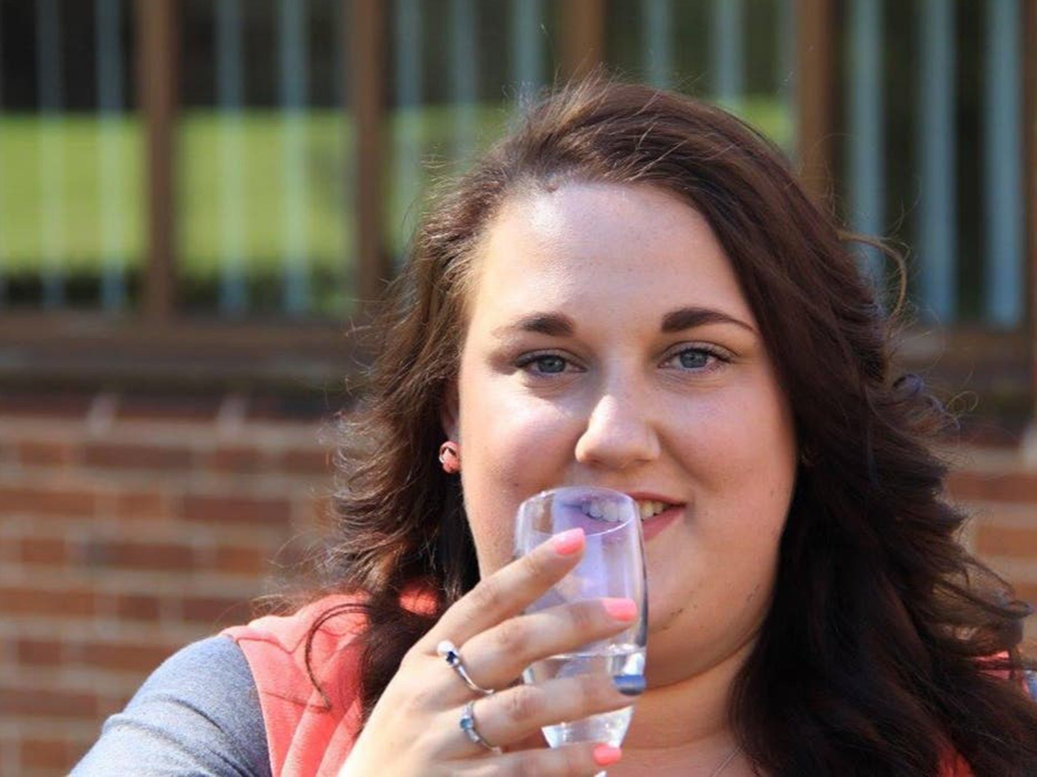 <p>Lucy Wilson casi muere después de las lesiones durante una cirugía de rutina en el Hospital de Norkolk y Norwich</p>