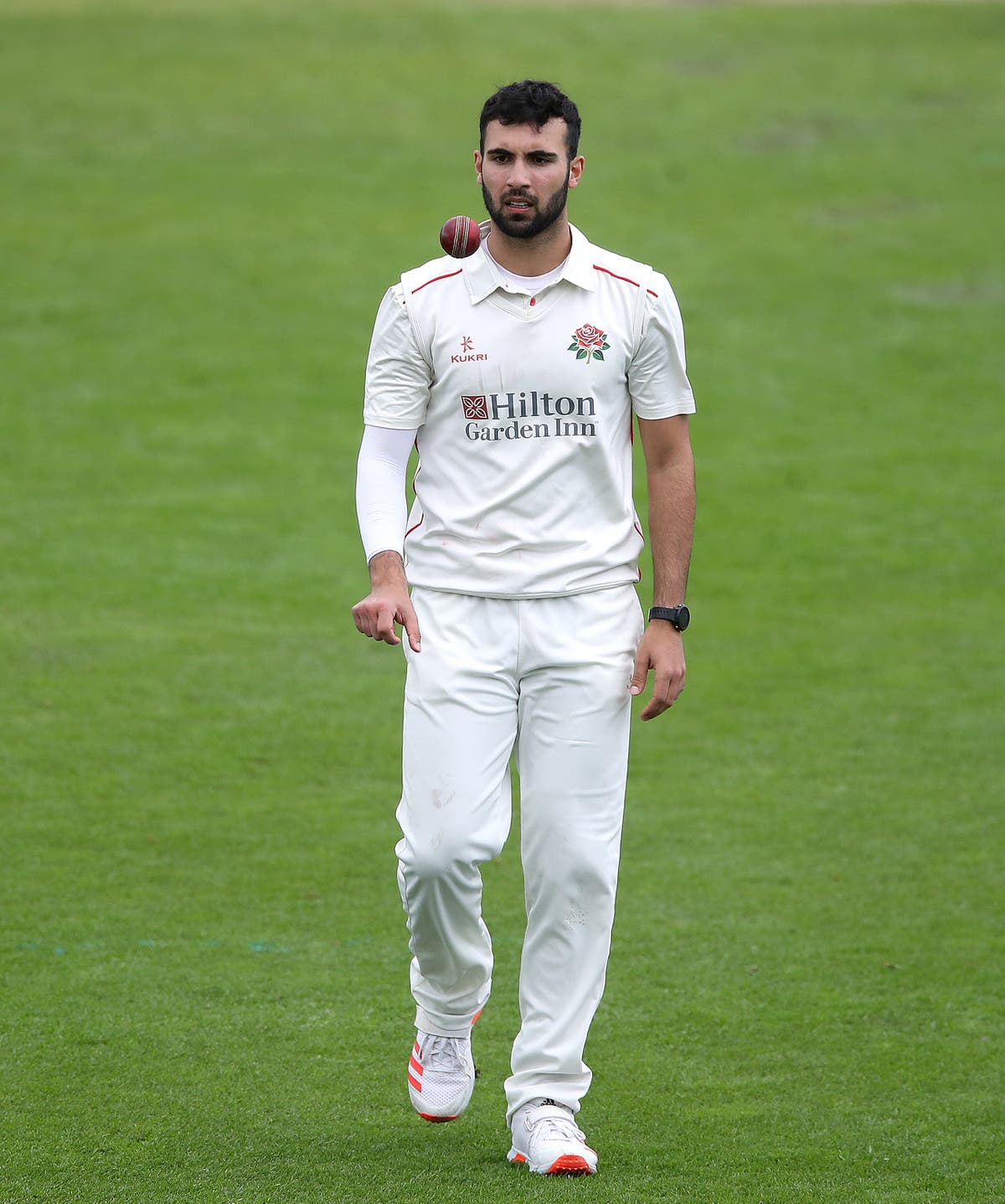 Saqib Mahmood helps Lancashire to long-awaited Roses victory at Old Trafford