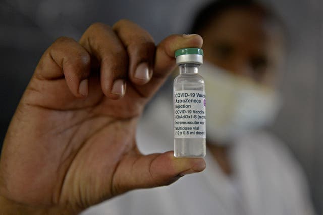 <p>Un trabajador de la salud sostiene un vial de la vacuna Covishield en una escuela pública en Hyderabad el 29 de mayo de 2021.</p>