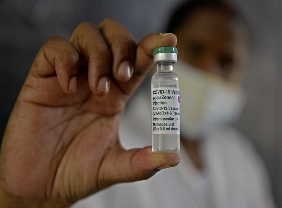 <p>A health worker holds a vial of Covishield vaccine at a government school in Hyderabad on 29 May, 2021. </p>