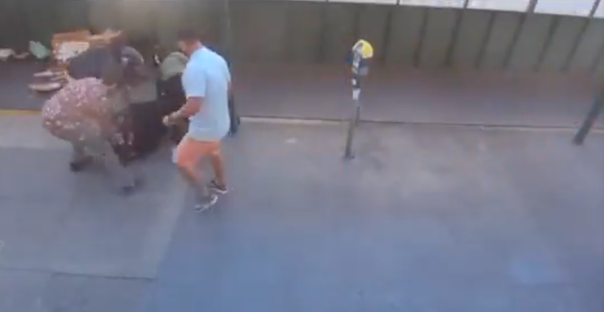 Bystanders rescue Asian police officer attacked by homeless man in San Francisco Bystanders rescue Asian police officer attacked by homeless man in San Francisco