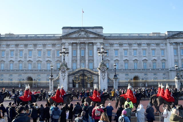 <p>Los miembros de la Caballería del Hogar pasan por el Palacio de Buckingham en enero del año pasado</p>