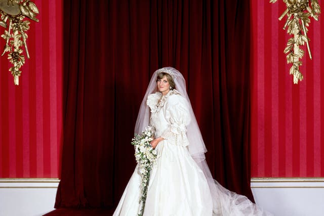 <p>La Princesa de Gales en su vestido de novia en el Palacio de Buckingham después de su matrimonio con el Príncipe Carlos en la Catedral de San Pablo.</p>