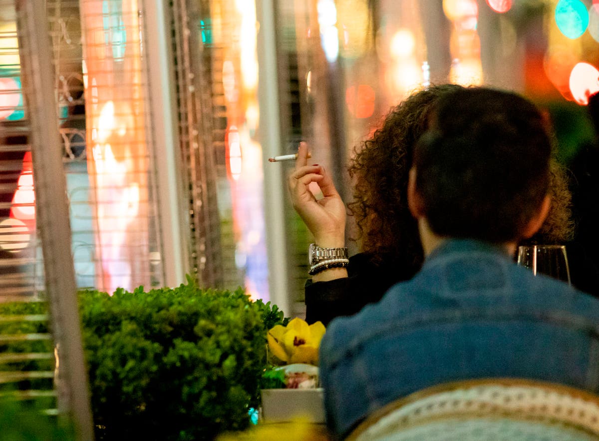 English councils look to ban outdoor smoking at pubs and restaurants