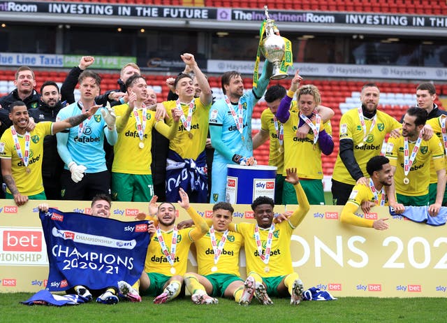 <p>Norwich lift the Championship trophy</p>