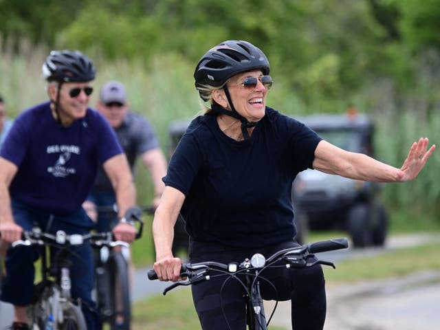 <p>La Primera Dama Jill Biden y el Presidente Joe Biden andan en bicicleta en el Parque Estatal Cape Henlopen el 3 de junio de 2021, en Lewes, Delaware.</p>