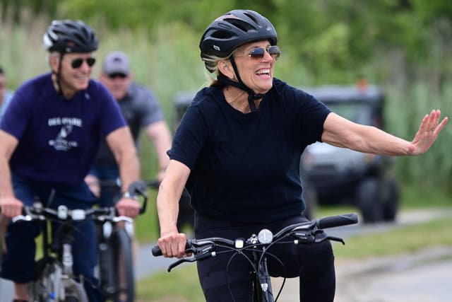<p>La Primera Dama Jill Biden y el Presidente Joe Biden andan en bicicleta en el Parque Estatal Cape Henlopen el 3 de junio de 2021, en Lewes, Delaware.</p>