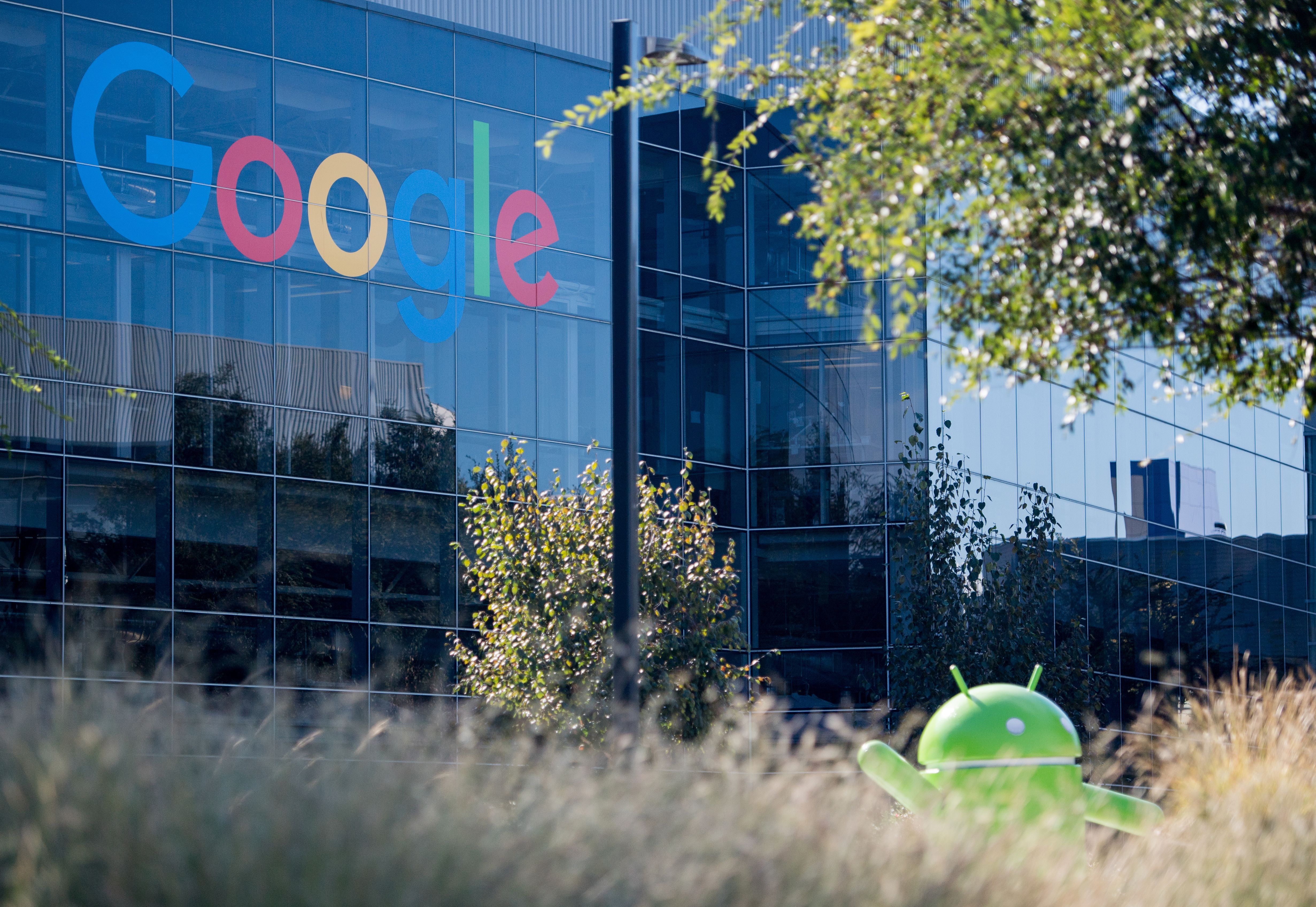 <p>Un logotipo de Google y una estatua de Android se ven en Googleplex en Menlo Park, California.</p>