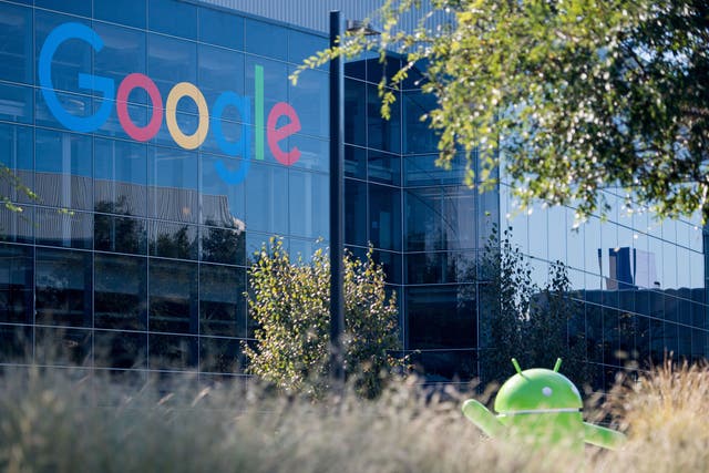 <p>Un logotipo de Google y una estatua de Android se ven en Googleplex en Menlo Park, California.</p>