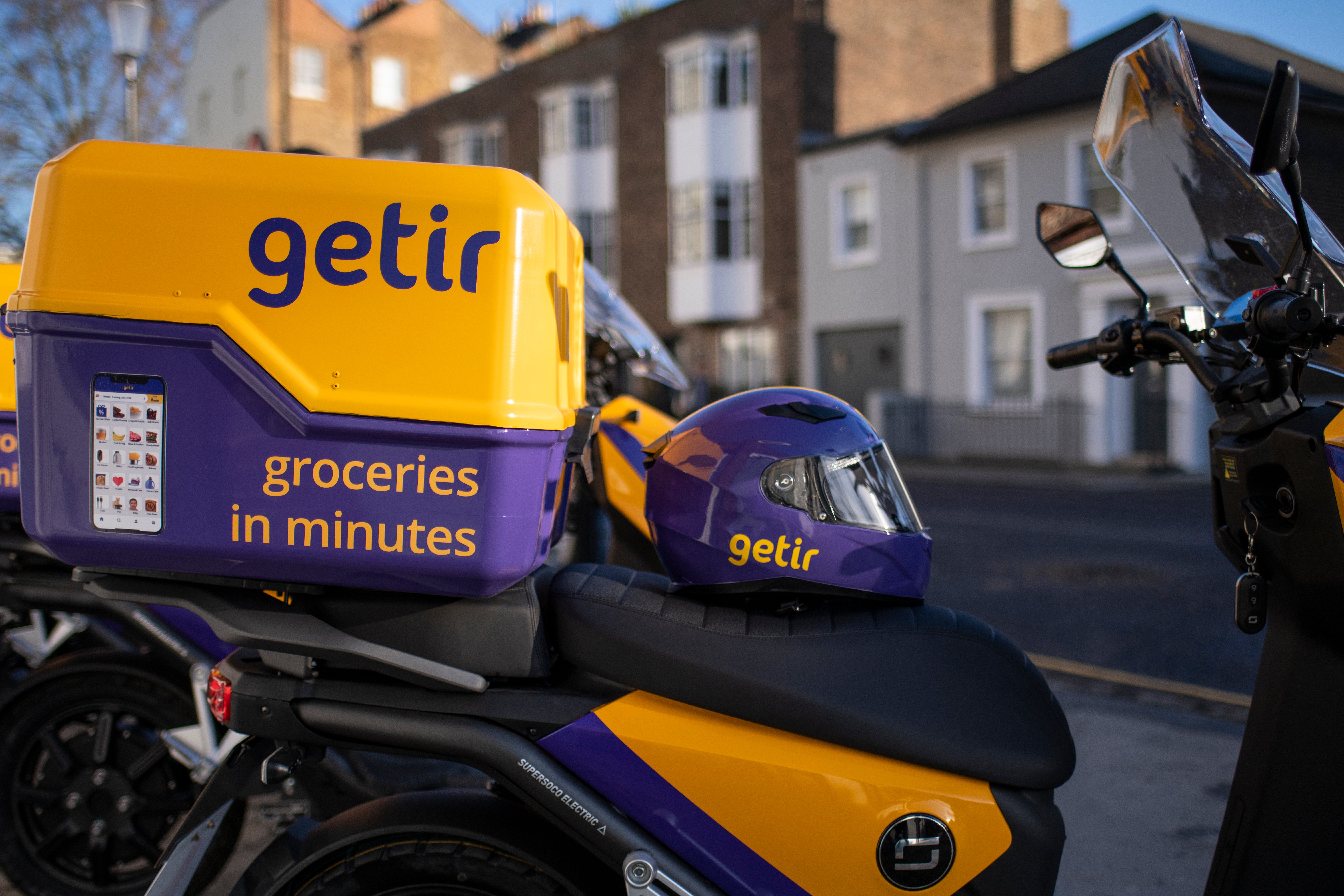 Getir livery on a vehicle