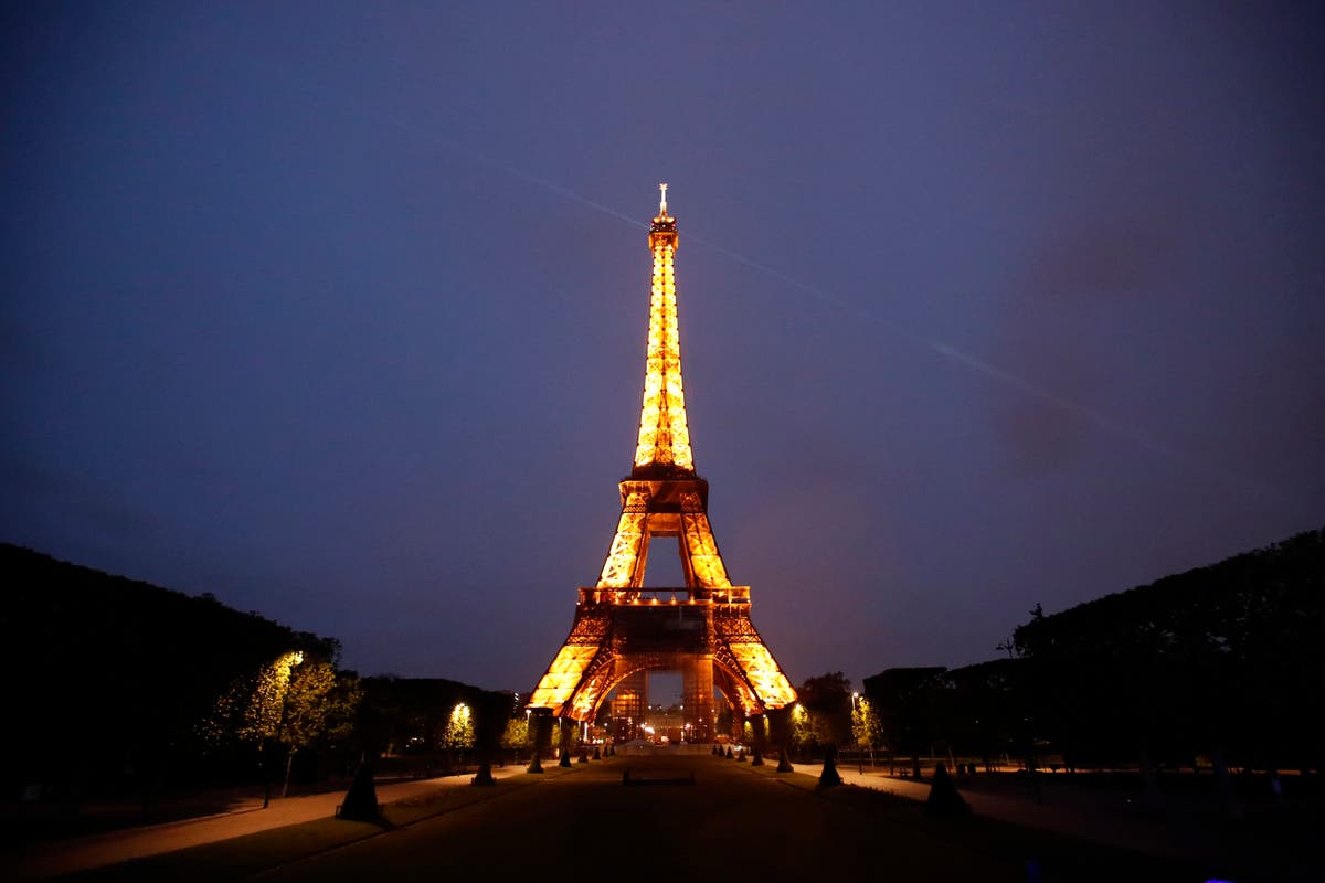 Франция ис. Достопримечательности Франции Эйфелева башня. Эйфелева башня ночью. Эйфелева башня в цветах. Эйфелева башня вертикальное фото.