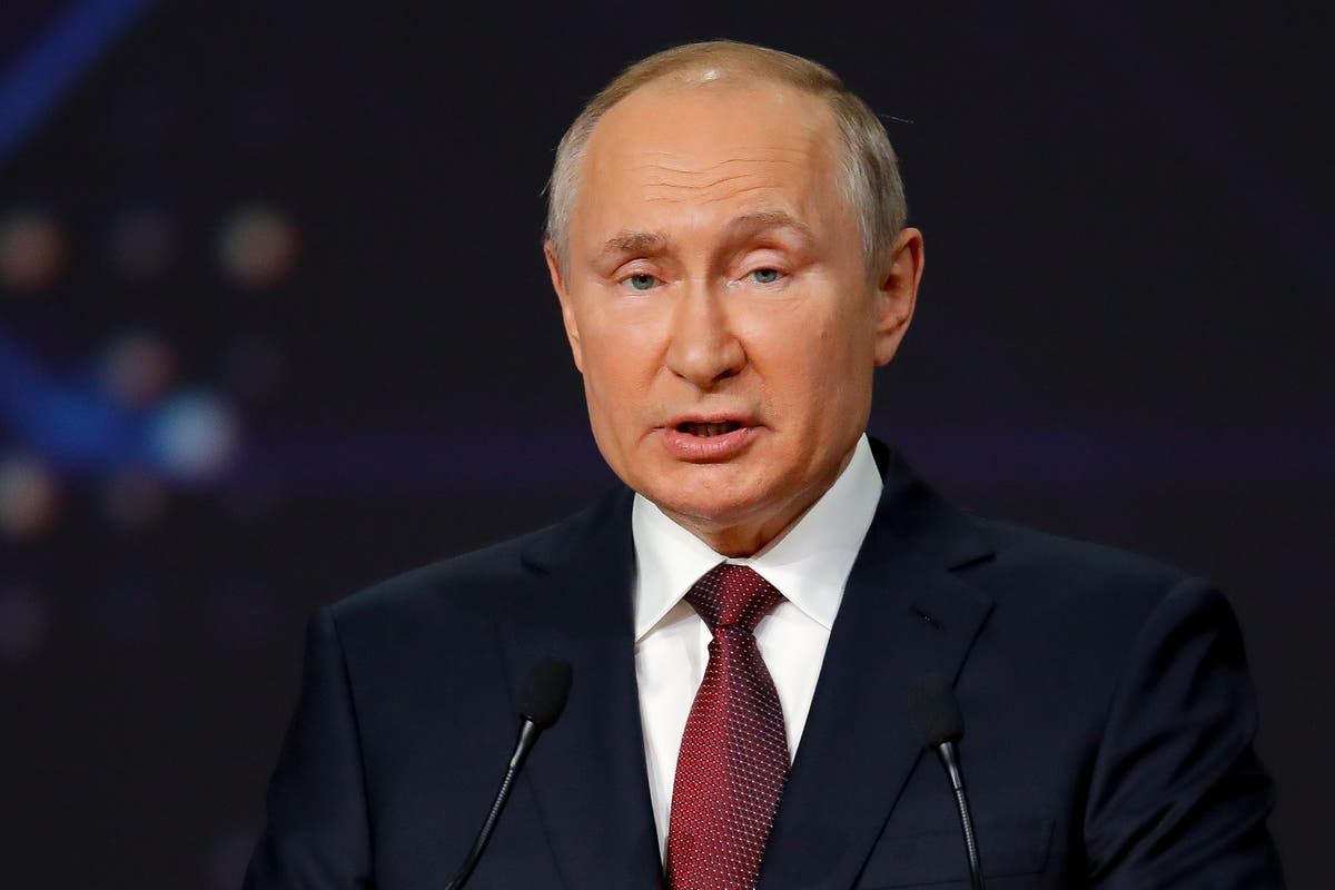 Vladimir Putin says prosecuting Capitol rioters is example of US â€˜double standardsâ€™