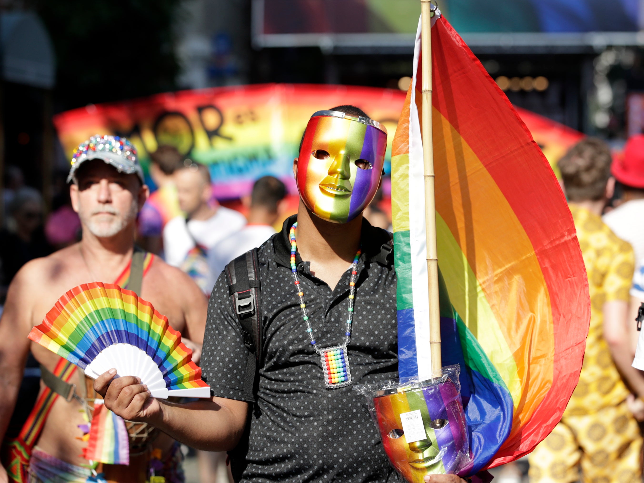 <p>La gente se reúne durante un evento para conmemorar el 50 aniversario del levantamiento de Stonewall Inn en Nueva York, Nueva York, Estados Unidos, 28 de junio de 2019.</p>