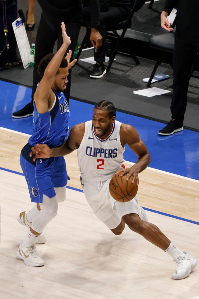 Los Angeles Clippers forward Kawhi Leonard drives past Dallas Mavericks guard Jalen Brunson