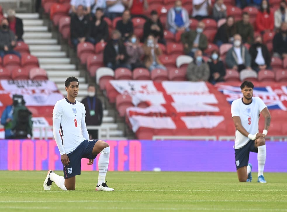 <p>England’s Jude Bellingham and Tyrone Mings taking the knee</p>