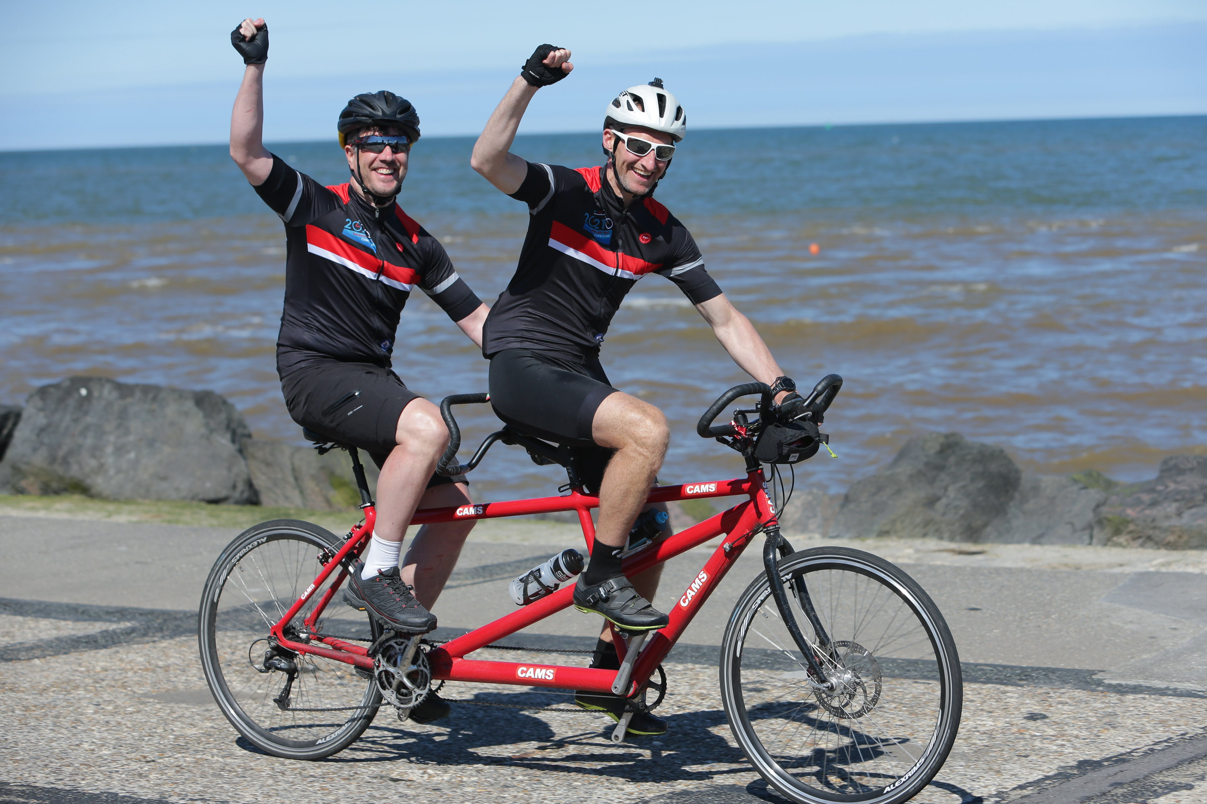Тандем велосипед рекорд Гиннесса. Tandem Cycling sat. Joanma on Tandem. Two British women have entered the Guinness book of World records for the fastest time around the World on a Double Bicycle. Bike break