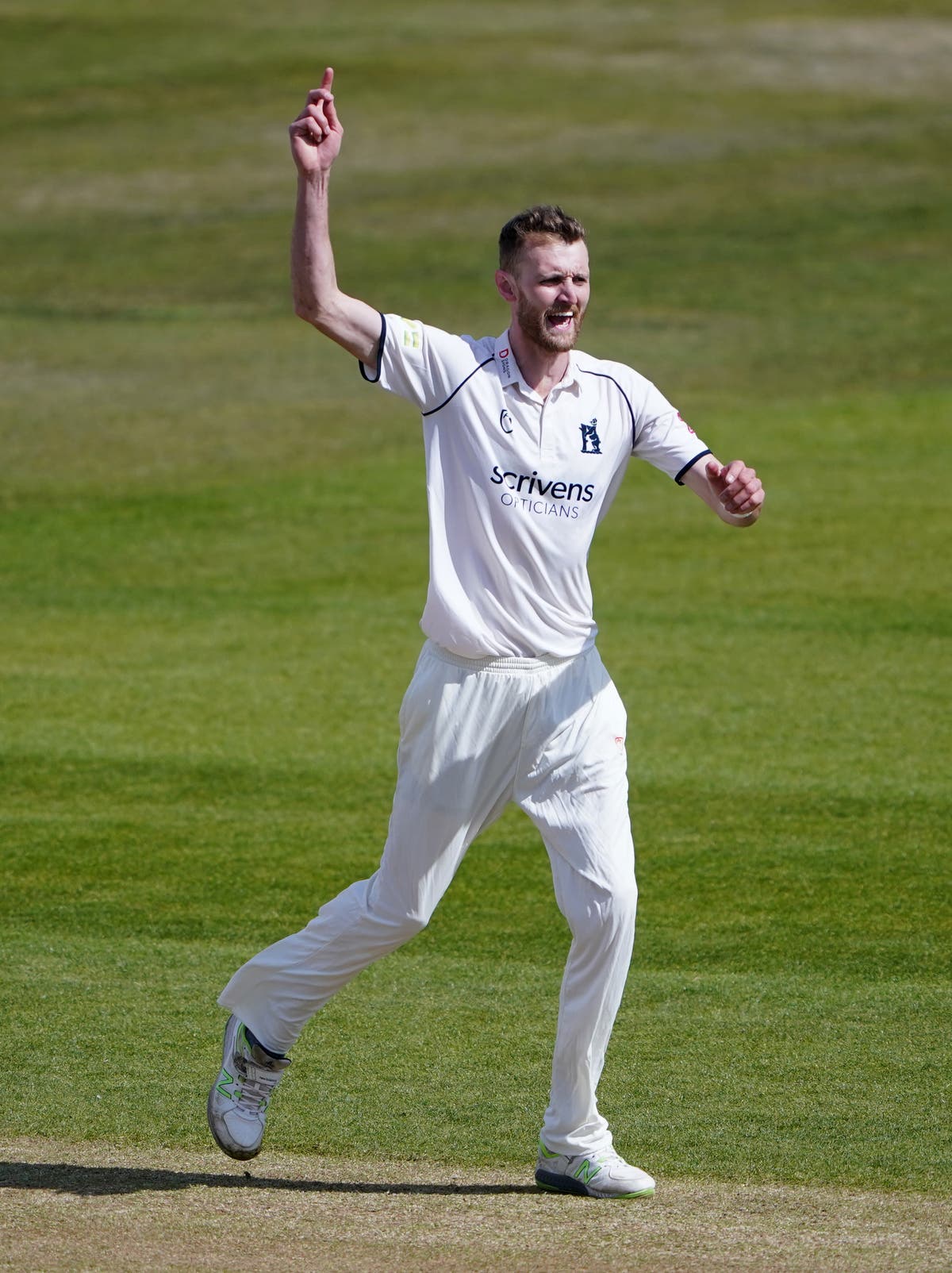Oliver Hannon-Dalby takes Warwickshire top while Glamorgan beat Lancashire