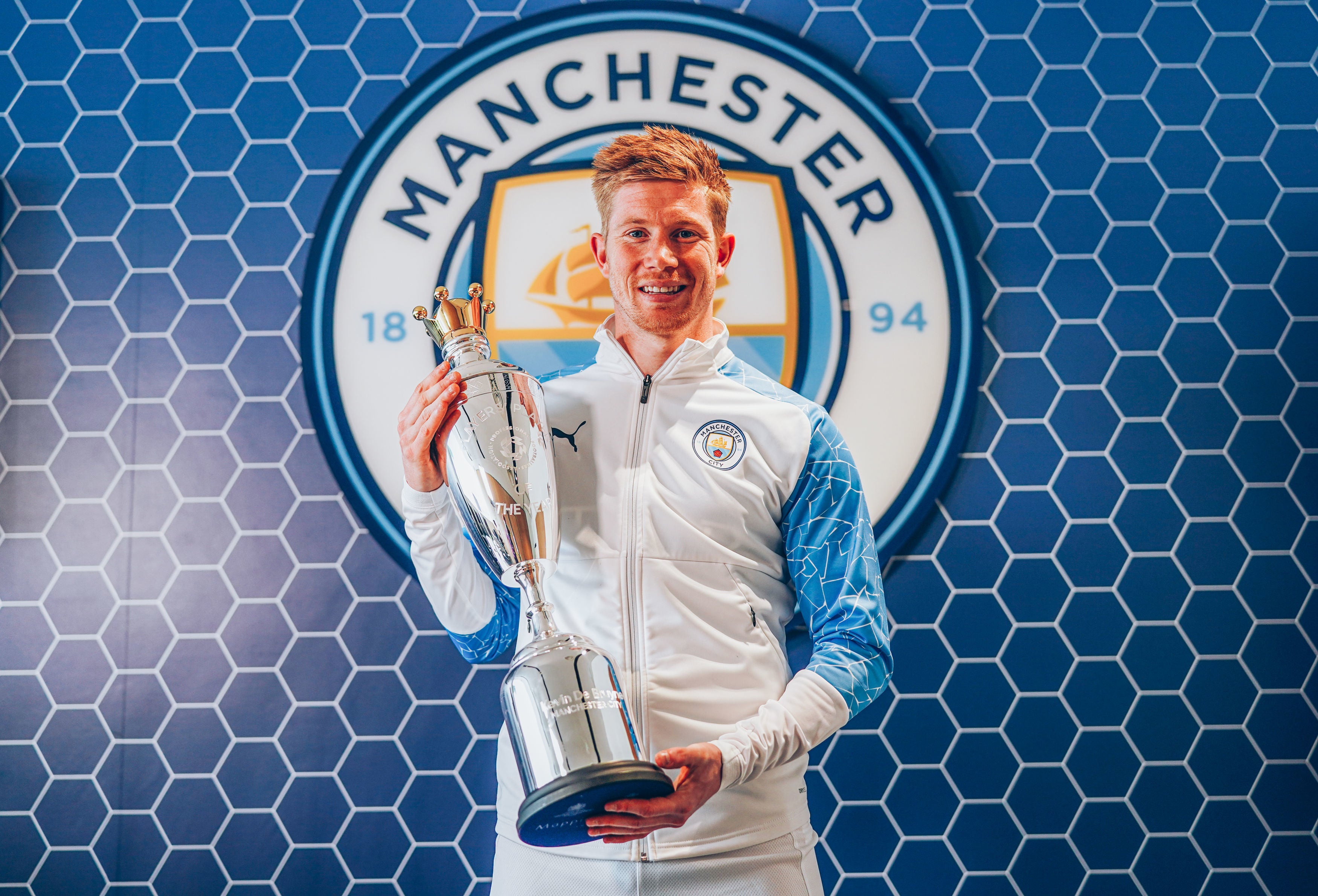 Kevin De Bruyne with the PFA Player of the Year trophy