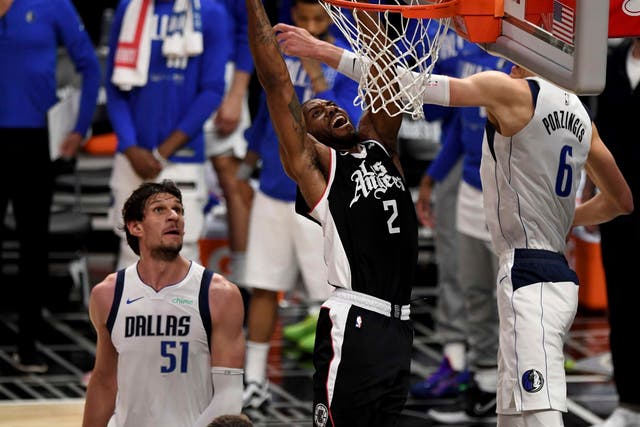Los Angeles Clippers’ Kawhi Leonard (2) slam-dunks over Dallas Mavericks’ Kristaps Porzingis