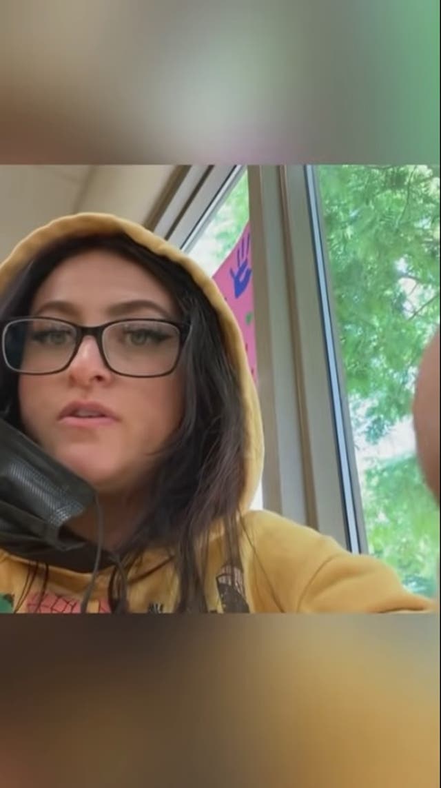 <p>Casey García, de 30 años, de San Elizario, Texas, disfrazada de su hija de 13 años para asistir a su escuela para probar la seguridad de la escuela.</p>