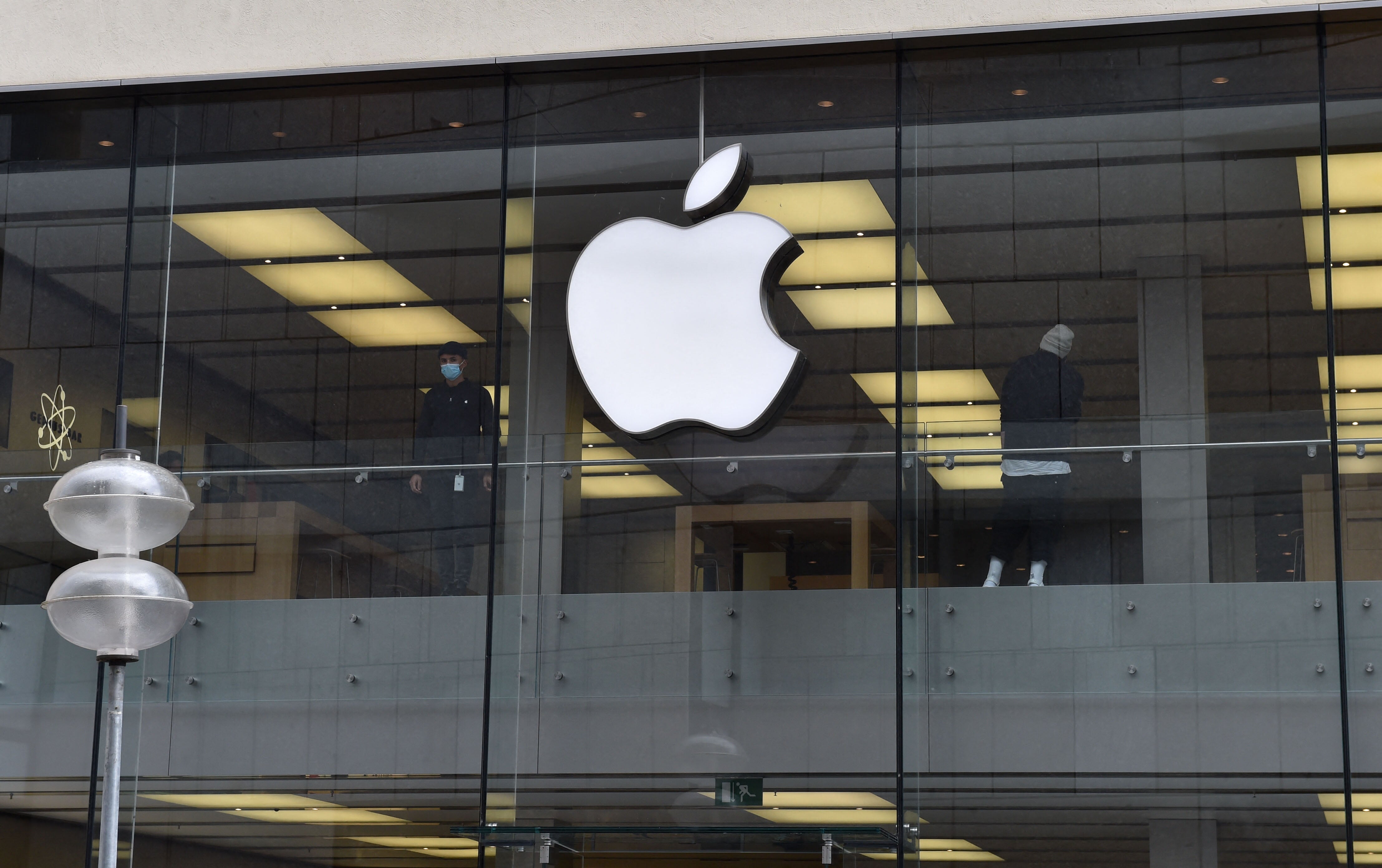 apple-threatens-action-against-employees-who-aren-t-coming-into-the