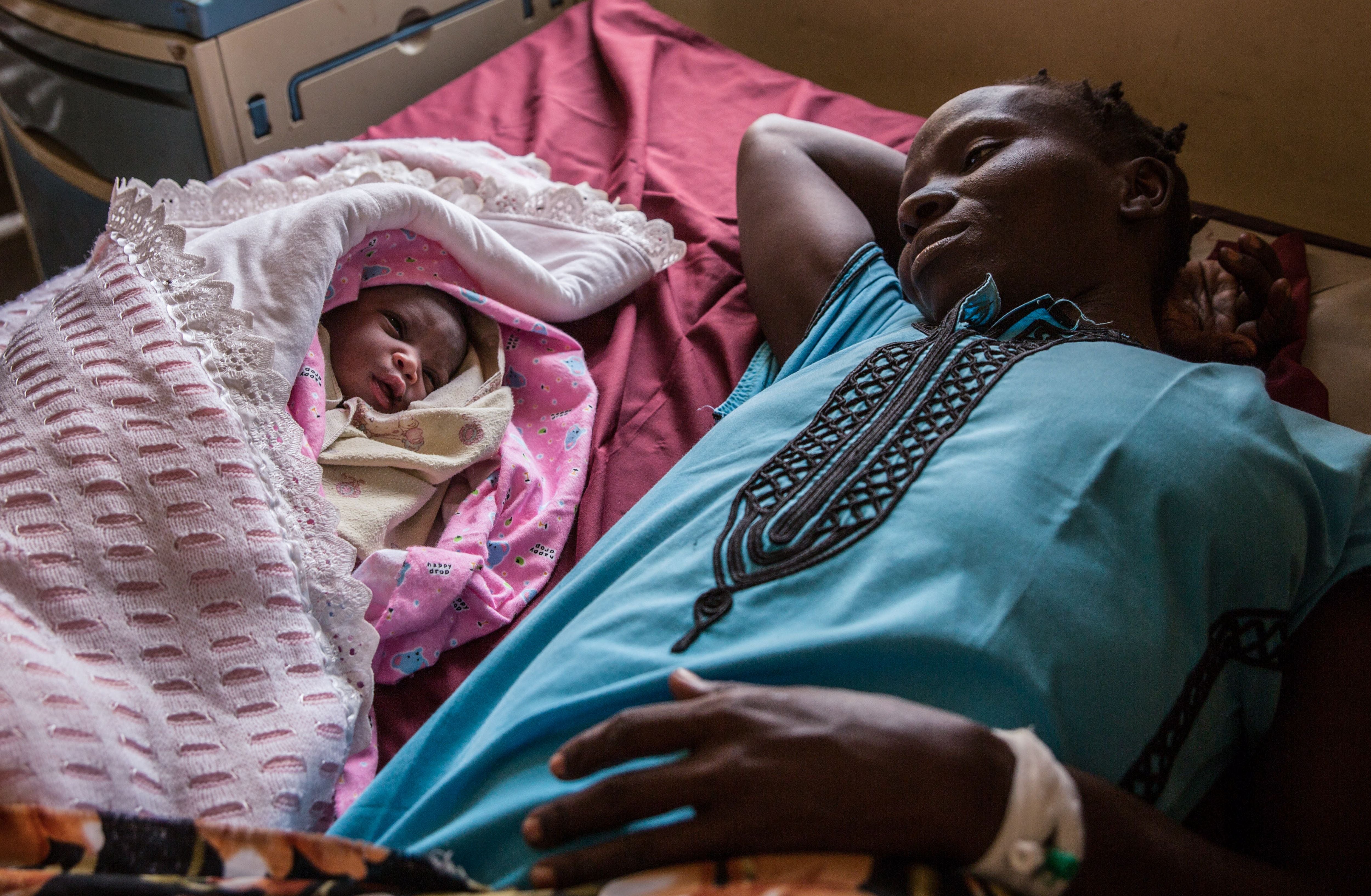 <p>A mother with her newborn baby in Juba Teaching Hospital, South Sudan</p>