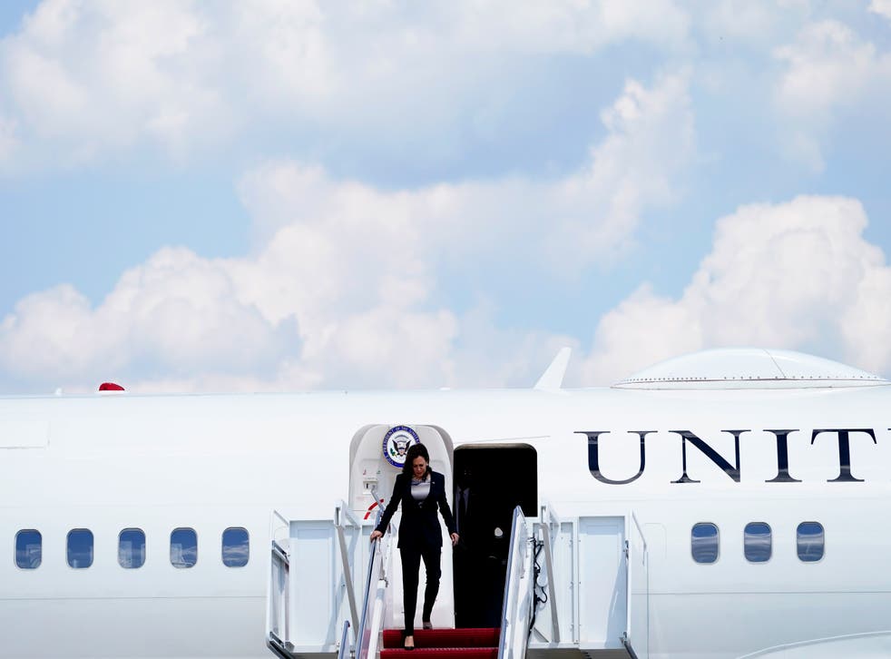 <p>La vicepresidenta Kamala Harris sale del Air Force Two después de que problemas técnicos forzaron a la nave a tornar a la Andrews Air Force Base el 6 de junio de 2021.</p>